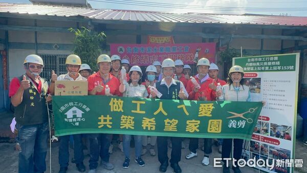 ▲市長夫人劉育菁（左一）、親赴修繕現場，慰勞志工送上中秋祝福，並與父子檔陳柏融（子-左二）陳克銘（父-右二）、勞工局長王鑫基（右一）合影。（記者林東良翻攝，下同）