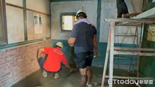 ▲市長夫人劉育菁（左一）、親赴修繕現場，慰勞志工送上中秋祝福，並與父子檔陳柏融（子-左二）陳克銘（父-右二）、勞工局長王鑫基（右一）合影。（記者林東良翻攝，下同）