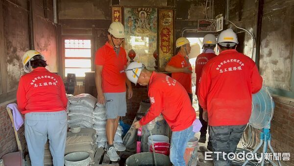 ▲市長夫人劉育菁（左一）、親赴修繕現場，慰勞志工送上中秋祝福，並與父子檔陳柏融（子-左二）陳克銘（父-右二）、勞工局長王鑫基（右一）合影。（記者林東良翻攝，下同）