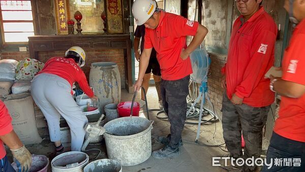 ▲市長夫人劉育菁（左一）、親赴修繕現場，慰勞志工送上中秋祝福，並與父子檔陳柏融（子-左二）陳克銘（父-右二）、勞工局長王鑫基（右一）合影。（記者林東良翻攝，下同）