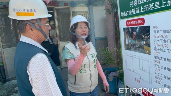 ▲市長夫人劉育菁（左一）、親赴修繕現場，慰勞志工送上中秋祝福，並與父子檔陳柏融（子-左二）陳克銘（父-右二）、勞工局長王鑫基（右一）合影。（記者林東良翻攝，下同）