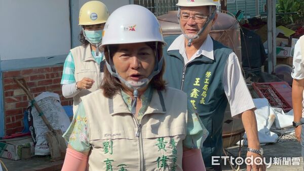 ▲市長夫人劉育菁（左一）、親赴修繕現場，慰勞志工送上中秋祝福，並與父子檔陳柏融（子-左二）陳克銘（父-右二）、勞工局長王鑫基（右一）合影。（記者林東良翻攝，下同）