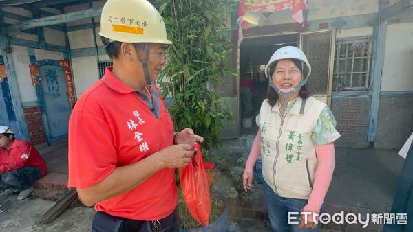 ▲市長夫人劉育菁（左一）、親赴修繕現場，慰勞志工送上中秋祝福，並與父子檔陳柏融（子-左二）陳克銘（父-右二）、勞工局長王鑫基（右一）合影。（記者林東良翻攝，下同）