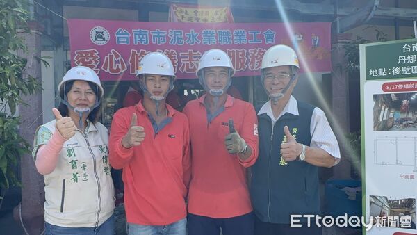 ▲市長夫人劉育菁（左一）、親赴修繕現場，慰勞志工送上中秋祝福，並與父子檔陳柏融（子-左二）陳克銘（父-右二）、勞工局長王鑫基（右一）合影。（記者林東良翻攝，下同）