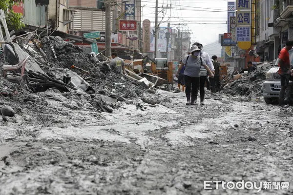 ▲▼花蓮光復鄉馬太鞍溪堰塞湖潰堤災變第五天，災民在志工國軍的全力投入下，展開災後清理重建的工作。（圖／記者湯興漢攝）
