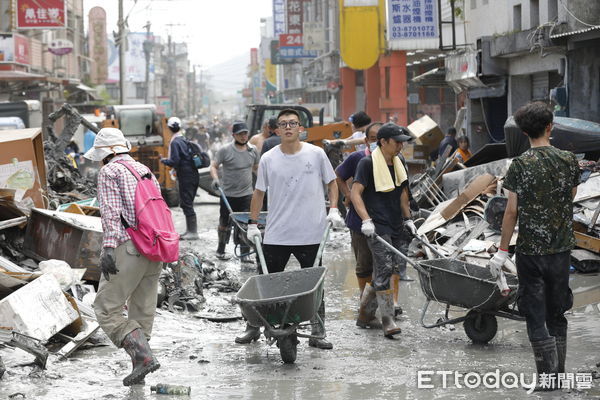 ▲▼花蓮光復鄉馬太鞍溪堰塞湖潰堤災變第五天，災民在志工國軍的全力投入下，展開災後清理重建的工作。（圖／記者湯興漢攝）