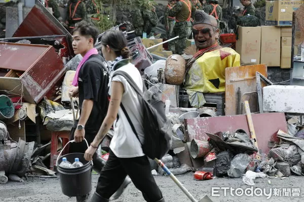 ▲▼花蓮光復鄉馬太鞍溪堰塞湖潰堤災變第五天，災民在志工國軍的全力投入下，展開災後清理重建的工作。（圖／記者湯興漢攝）