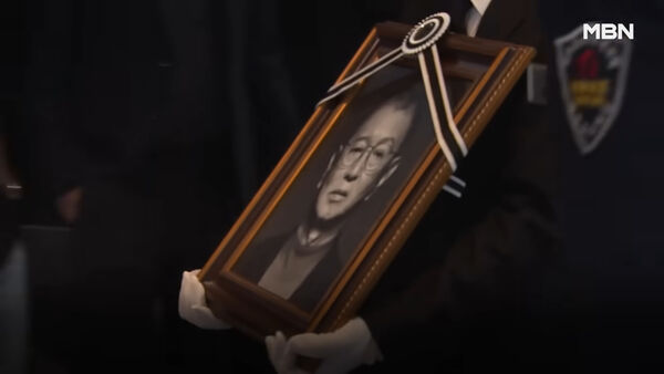 ▲▼▲▼「喜劇教父出殯」臨終前風趣：我先走一步了！　曹世鎬雨中大哭送別。（圖／翻攝自每日放送MBN YouTube）