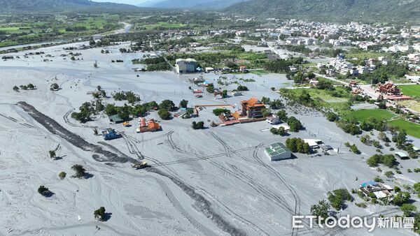▲▼花蓮光復鄉馬太鞍溪堰塞湖潰堤災變第五天,災區仍然一片泥濘堆積大量汙泥。圖為9/28災區空拍畫面。(圖/記者湯興漢攝)