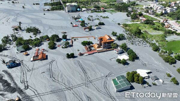 ▲▼花蓮光復鄉馬太鞍溪堰塞湖潰堤災變第五天，災區仍然一片泥濘堆積大量汙泥。圖為9/28災區空拍畫面。（圖／記者湯興漢攝）