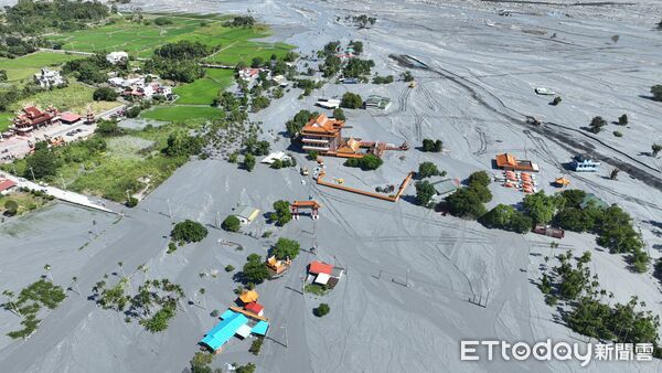 ▲▼花蓮光復鄉馬太鞍溪堰塞湖潰堤災變第五天，災區仍然一片泥濘堆積大量汙泥。圖為9/28災區空拍畫面。（圖／記者湯興漢攝）