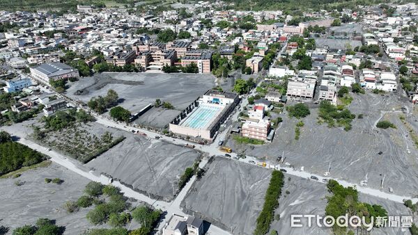 ▲▼花蓮光復鄉馬太鞍溪堰塞湖潰堤災變第五天，災區仍然一片泥濘堆積大量汙泥。圖為9/28災區空拍畫面。（圖／記者湯興漢攝）