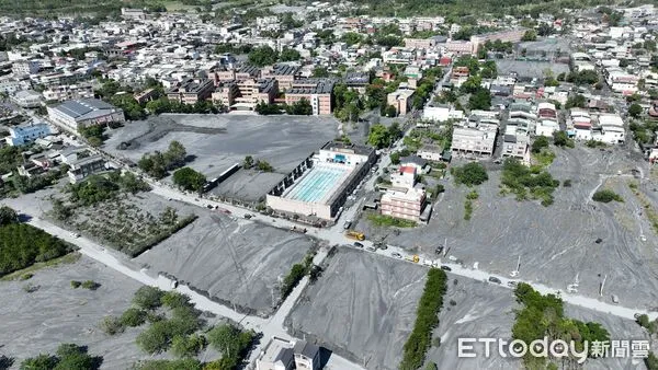 ▲▼花蓮光復鄉馬太鞍溪堰塞湖潰堤災變第五天，災區仍然一片泥濘堆積大量汙泥。圖為9/28災區空拍畫面。（圖／記者湯興漢攝）