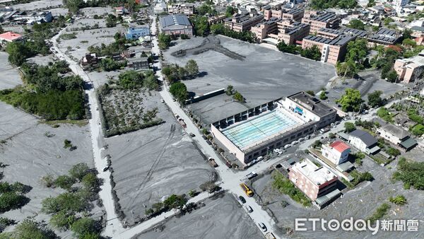 ▲▼花蓮光復鄉馬太鞍溪堰塞湖潰堤災變第五天，災區仍然一片泥濘堆積大量汙泥。圖為9/28災區空拍畫面。（圖／記者湯興漢攝）