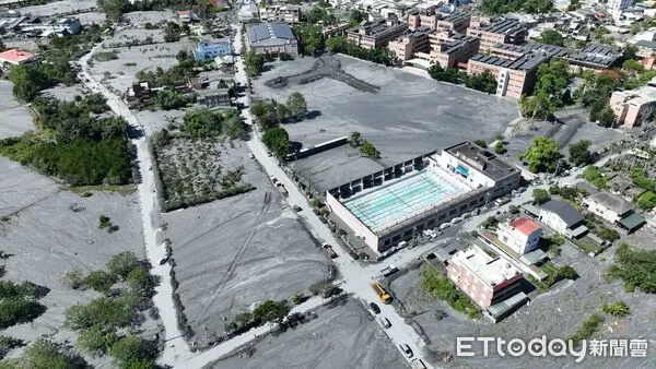 ▲▼花蓮光復鄉馬太鞍溪堰塞湖潰堤災變第五天，災區仍然一片泥濘堆積大量汙泥。圖為9/28災區空拍畫面。（圖／記者湯興漢攝）