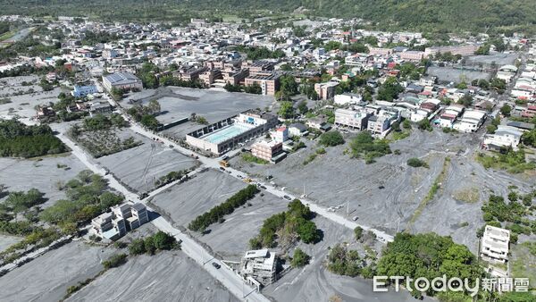 ▲▼花蓮光復鄉馬太鞍溪堰塞湖潰堤災變第五天，災區仍然一片泥濘堆積大量汙泥。圖為9/28災區空拍畫面。（圖／記者湯興漢攝）