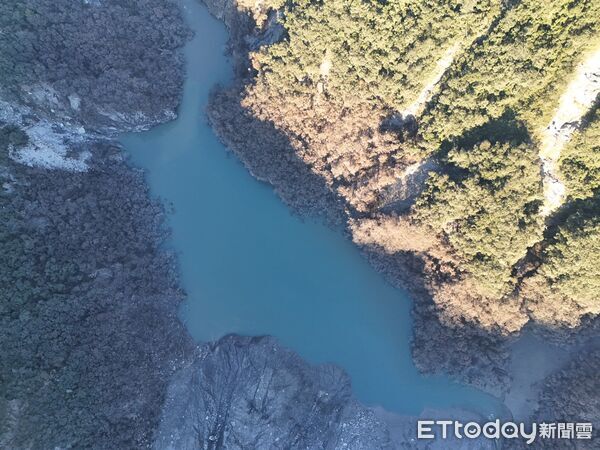 ▲▼目前堰塞湖面積13.5公頃，相較9/27，減少1.5公頃，蓄水量600萬噸，蓄水量持續減少，約為原來量體之6.6%。（圖／花蓮分署提供，下同）