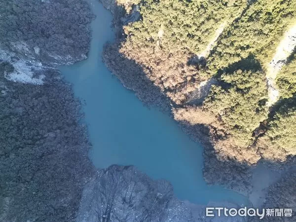▲▼目前堰塞湖面積13.5公頃，相較9/27，減少1.5公頃，蓄水量600萬噸，蓄水量持續減少，約為原來量體之6.6%。（圖／花蓮分署提供，下同）