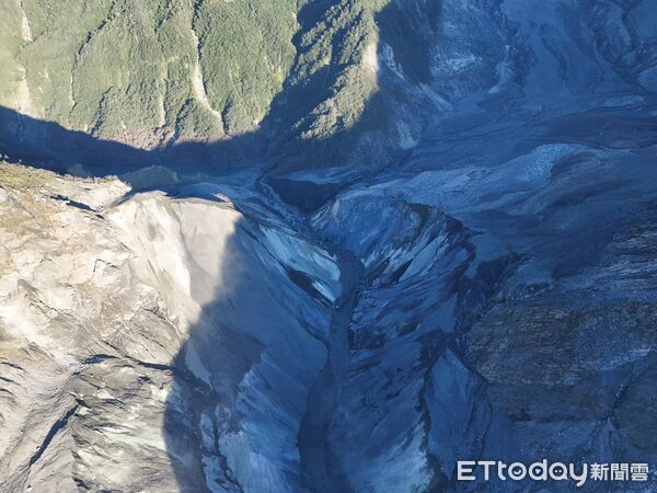 ▲▼目前堰塞湖面積13.5公頃，相較9/27，減少1.5公頃，蓄水量600萬噸，蓄水量持續減少，約為原來量體之6.6%。（圖／花蓮分署提供，下同）