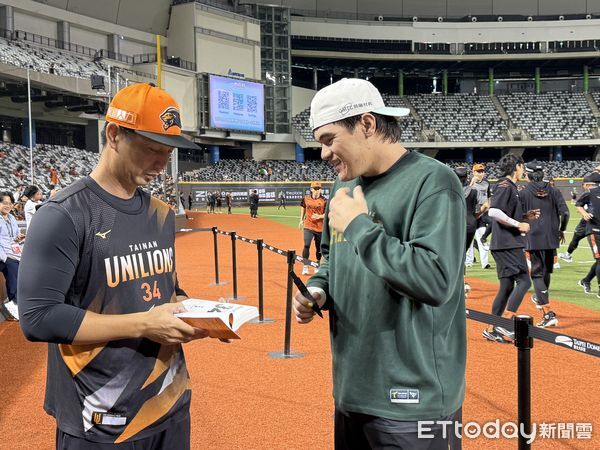 ▲張肇元請高志綱簽書。（圖／記者楊舒帆攝）