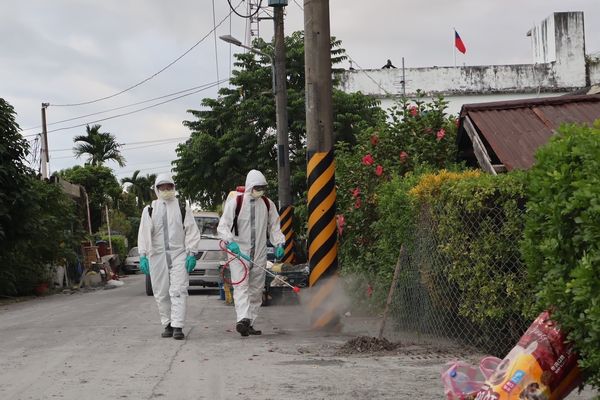 ▲陸軍33化兵群LS-920背負式消毒器實施道路消毒。（圖／陸軍六軍團提供）
