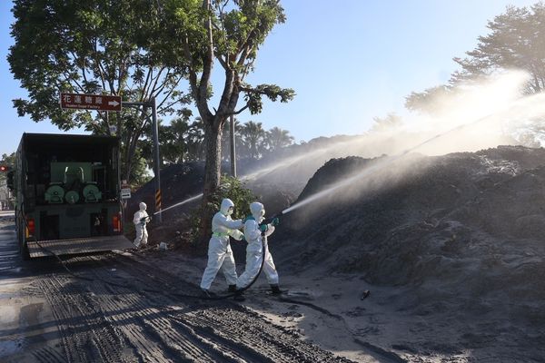 ▲陸軍33化兵群MD-105重型消毒車於淤泥暫存區域實施消毒作業。。（圖／陸軍六軍團提供）