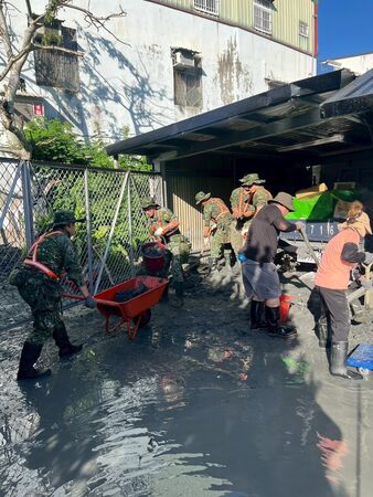 ▲陸軍蘭指部協助居民清理家園。（圖／陸軍六軍團提供）