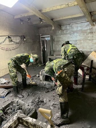 ▲陸軍關指部協助居民清淤及搬運廢棄物。（圖／陸軍六軍團提供）