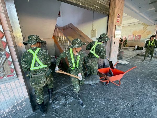 ▲▼陸軍裝甲584旅協助光復國中清淤及校園整理。。（圖／陸軍六軍團提供）