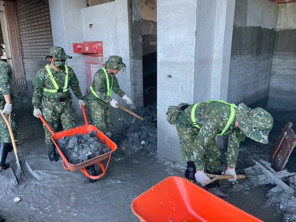 ▲▼陸軍裝甲584旅協助光復國中清淤及校園整理。。（圖／陸軍六軍團提供）
