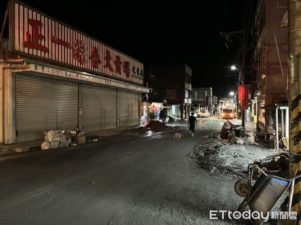 ▲▼為避免志工受傷，花蓮縣府將大型機具調整在深夜施工。（圖／花蓮縣政府提供，下同）