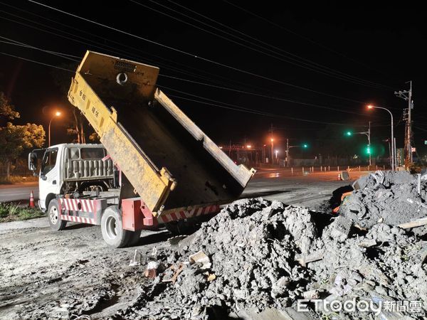 ▲▼為避免志工受傷，花蓮縣府將大型機具調整在深夜施工。（圖／花蓮縣政府提供，下同）