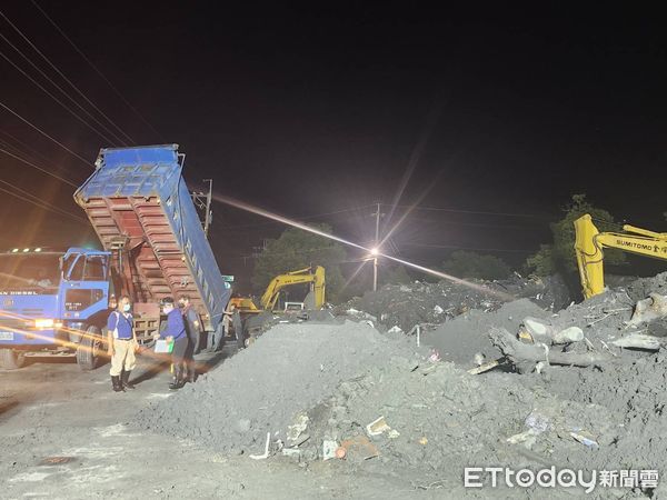 ▲▼為避免志工受傷，花蓮縣府將大型機具調整在深夜施工。（圖／花蓮縣政府提供，下同）