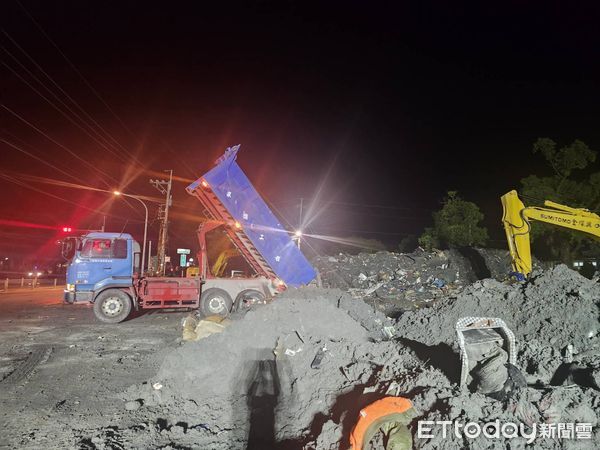 ▲▼為避免志工受傷，花蓮縣府將大型機具調整在深夜施工。（圖／花蓮縣政府提供，下同）