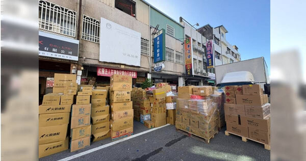 近日有民眾將物資送到花蓮，看見物資堆滿協會門口，志工更累到崩潰，還一度掉下眼淚。（圖／翻攝自臉書／花蓮同鄉會）