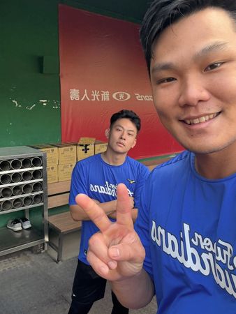 ▲▼范國宸「撿手機自拍」趣味插曲　權喜原PO文笑翻球迷。（圖／截自權喜原Threads）