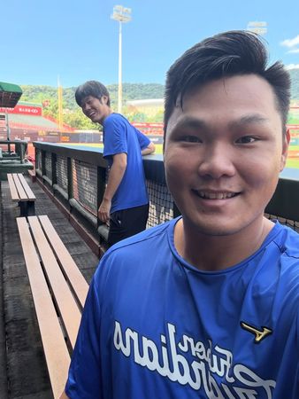 ▲▼范國宸「撿手機自拍」趣味插曲　權喜原PO文笑翻球迷。（圖／截自權喜原Threads）