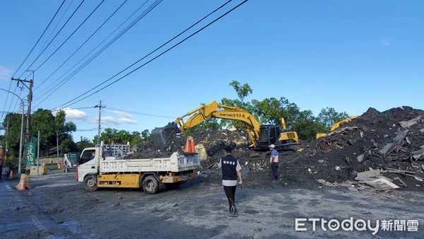 ▲▼花蓮光復鄉災區淤泥載運至台糖空地暫置。（圖／記者黃彥傑攝）