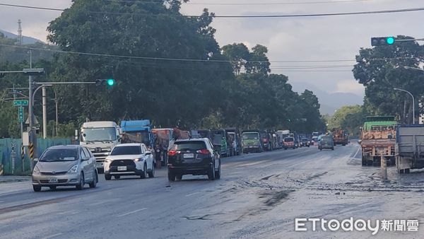 ▲▼花蓮光復鄉災區淤泥載運至台糖空地暫置。（圖／記者黃彥傑攝）