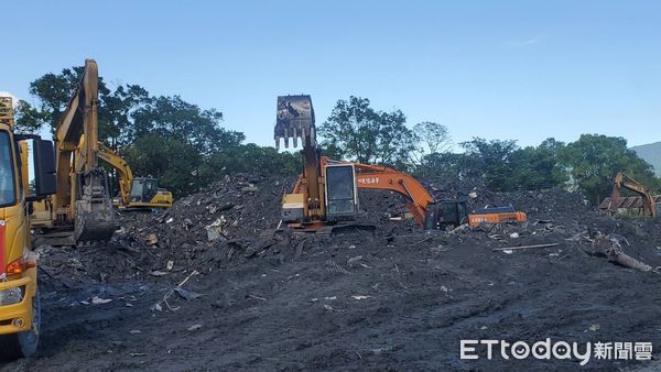 ▲▼花蓮光復鄉災區淤泥載運至台糖空地暫置。（圖／記者黃彥傑攝）