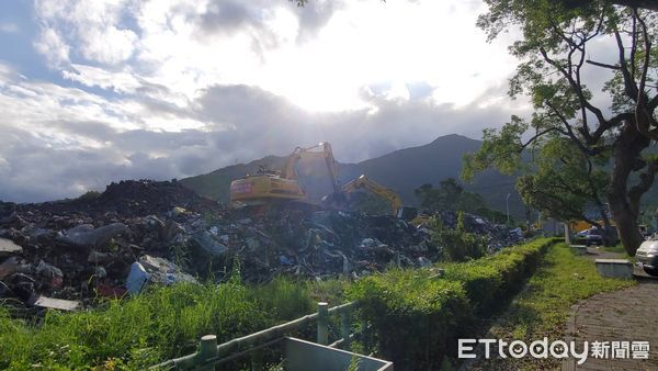 ▲▼花蓮光復鄉災區淤泥載運至台糖空地暫置。（圖／記者黃彥傑攝）