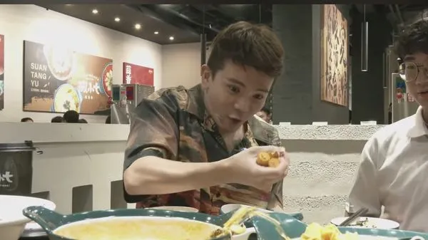 ▲▼孫升到蹦闆酸菜魚鬧場。（圖／翻攝自YouTube／孫生又來了）