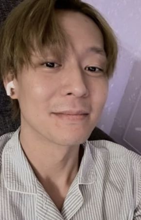 ▲▼ 朴有天敗訴判賠5億！人在日本捧蛋糕笑了　稀疏髮量掀熱議。（圖／翻攝自朴有天IG）