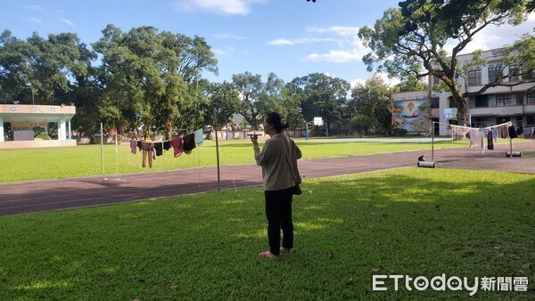 ▲▼災民急著找母親準備的「手尾錢」。（圖／記者黃彥傑攝）