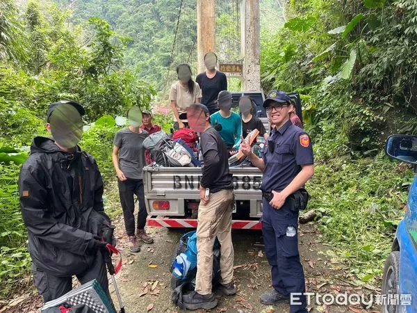 ▲▼   千人洞步道忽竄虎頭蜂大軍 大學自組登山社成員2名遭螫傷 竹崎警急救援   。（圖／竹崎分局提供）