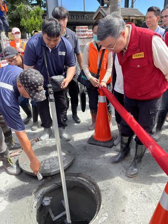 ▲▼行政院長卓榮泰今（28日）在內政部次長董建宏的陪同下，前往中山路三段及中學街路口視察光復鄉雨水下水道及側溝淤積災損情形。（圖／內政部提供）