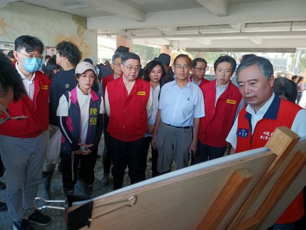 ▲▼行政院長卓榮泰今（28日）在內政部次長董建宏的陪同下，前往中山路三段及中學街路口視察光復鄉雨水下水道及側溝淤積災損情形。（圖／內政部提供）