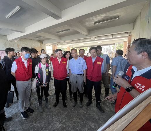 ▲▼行政院長卓榮泰今（28日）在內政部次長董建宏的陪同下，前往中山路三段及中學街路口視察光復鄉雨水下水道及側溝淤積災損情形。（圖／內政部提供）