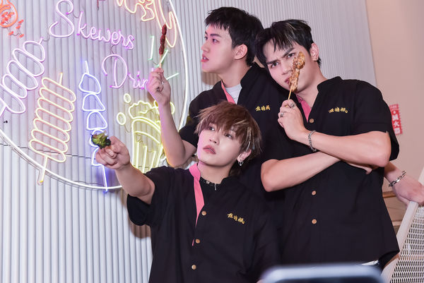 ▲▼ Saturday 的成員小潘、水豐、峻瑋和粉絲近距離互動。（圖／焦糖楓提供）