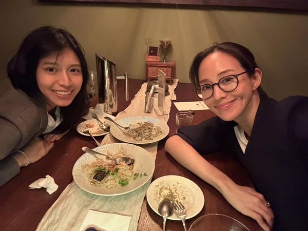 ▲女神變老闆！張鈞甯（右）打造「甯聚力」！手把手傳承新星陳孟琪（左）。（圖／甯聚力文創提供）